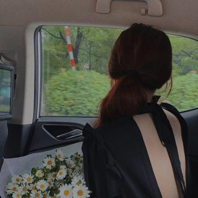 街头实拍：乐坛天后与前任深夜同框，本人沉默不回应